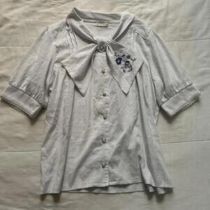 Axes Femme Cute white silky blouse blue pansy embroidery bow